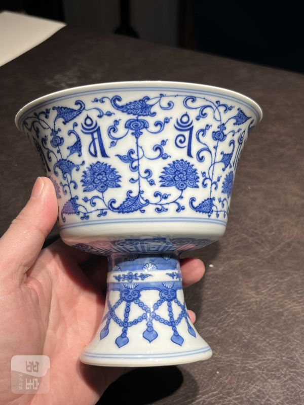 清乾隆 青花缠枝莲托八宝纹高足杯 - 图11